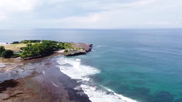 在巴厘岛的杜阿岛 空中美丽的无人驾驶飞机拍下了海滩 礁石和海浪的碰撞 — 图库视频影像