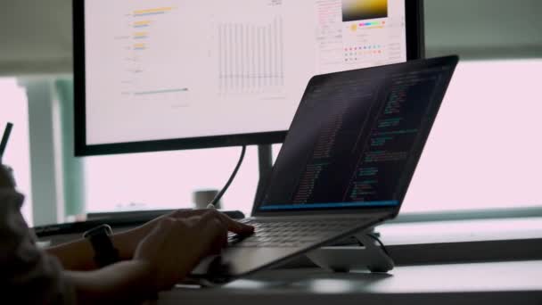 Silhouette Shift Focus 複数の画面を持つコンピュータ上でデータを処理し 薄暗いオフィスでトラックパッドを使用する人 — ストック動画