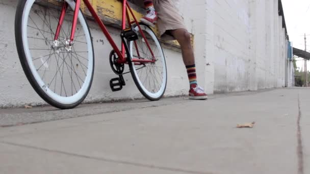 Slider Shot Ενός Μαύρου Άνδρα Κόκκινο Ποδήλατό Του Ένα Βιομηχανικό — Αρχείο Βίντεο