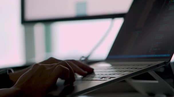 Silhouette Shift Focus コンピューターキーボードでコードを入力し 薄暗いオフィスでトラックパッドを使用する人 — ストック動画