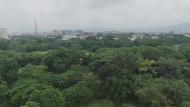 Aérial Zone Boisée Sous Ciel Nuageux Abuja Nigeria Inclinaison Vers — Video