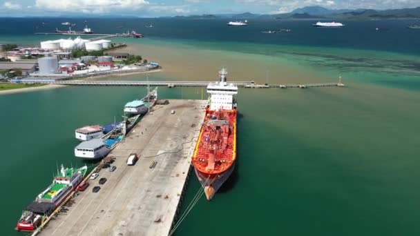 Groen Oranje Geel Wit Vrachtschip Aanmeren Haven Panjang Lampung Indonesië — Stockvideo