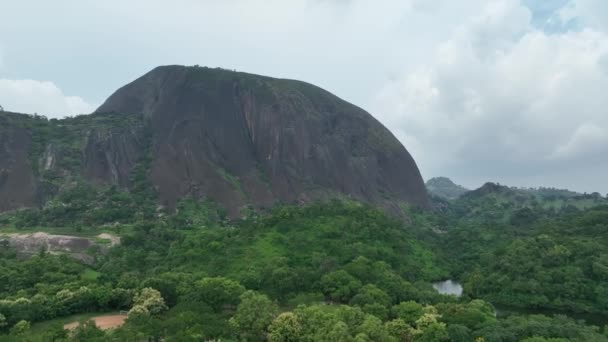 Aerial Monólito Zuma Rock Abuja Nigéria Tiro Largo Para Frente — Vídeo de Stock