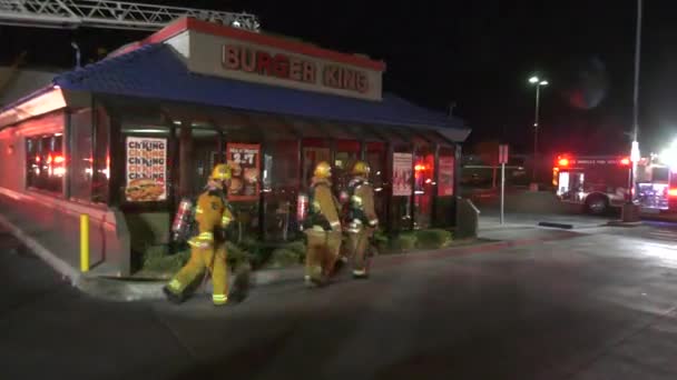 Bombeiros Correm Para Cena Fogo — Vídeo de Stock