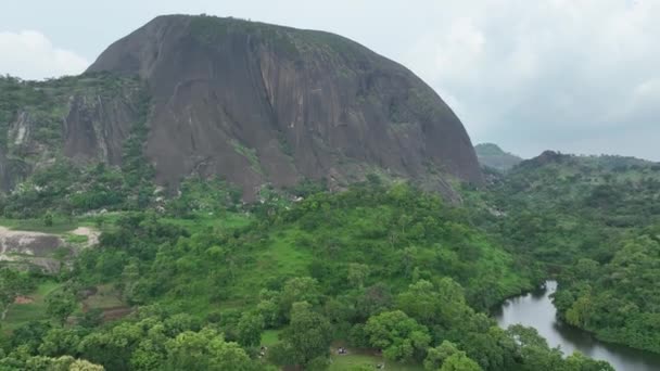 Aerial Zuma Rock Monolith Abuja Nigeria Reverse Tilt Reveal — 图库视频影像