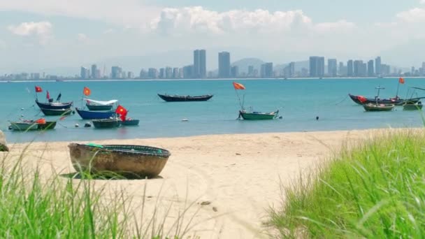 Güzel Bir Okyanusun Panoramik Bir Görüntüsü Gündüzleri Çok Sayıda Teknenin — Stok video