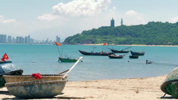 Una Ripresa Cinematografica Barche Trova Sulle Rive Del Fiume Pochi — Video Stock