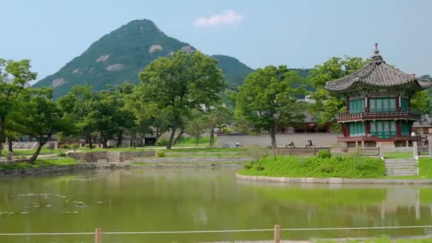 Bukhansan Βουνό Και Λίμνη Hyangwonji Και Hyangwonjeong Pavilion Στο Grounds — Αρχείο Βίντεο