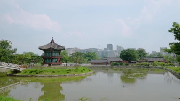 Hyangwonjeong Pavilhão Contra Nuvens Coloridas Fofas Pôr Sol Palácio Gyeongbokgung — Vídeo de Stock