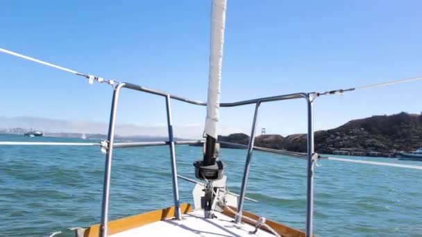 波が船を前後にサンフランシスコ湾で岩として帆船の前からPovゴールデンゲートブリッジと4Kで晴れた日にバックグラウンドで — ストック動画