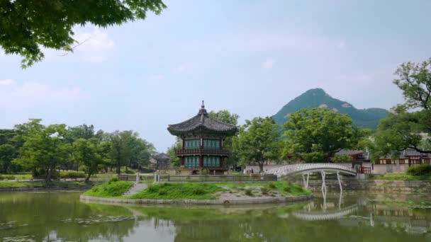 Hyangwonjeong Pavilon Hyangwonji Tavon Gyeongbokgung Palotában Szöulban Bukhansan Hegységben Nyári — Stock videók