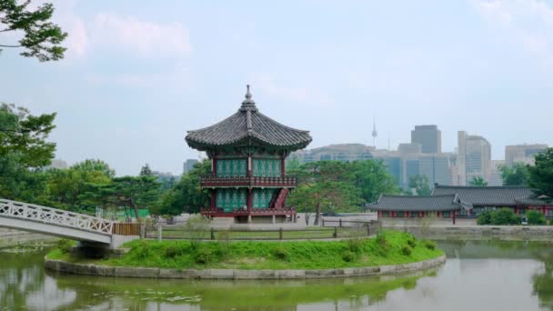 Detailní Pohled Hyangwonjeong Pavilon Proti Oblačnému Západu Slunce Gyeongbokgung Palace — Stock video