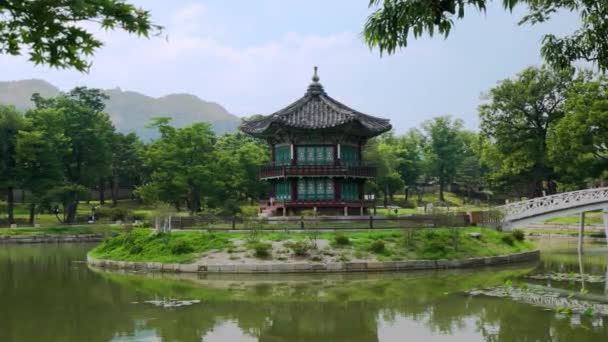 Hyangwonjeong Pavilhão Lagoa Hyangwonji Gyeongbokgun Palace Verão Tiro Panning Seul — Vídeo de Stock