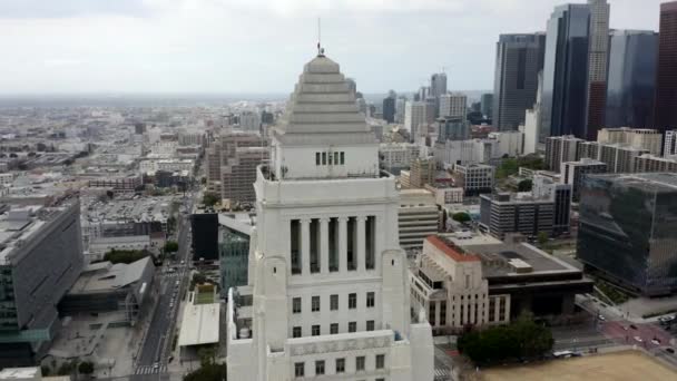 加州洛杉矶市政厅大楼顶部的无人驾驶飞机近距离拍摄 — 图库视频影像