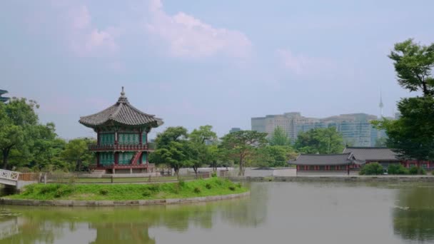 Pavilhão Histórico Hyangwonjeong Lago Hyangwonji Nos Terrenos Palácio Gyeongbokgung Largura — Vídeo de Stock