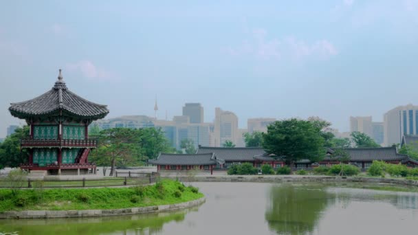 Seul Deki Gyeongbokgung Sarayı Nda Bulutlu Bir Günde Hyangwonjeong Pavyonu — Stok video