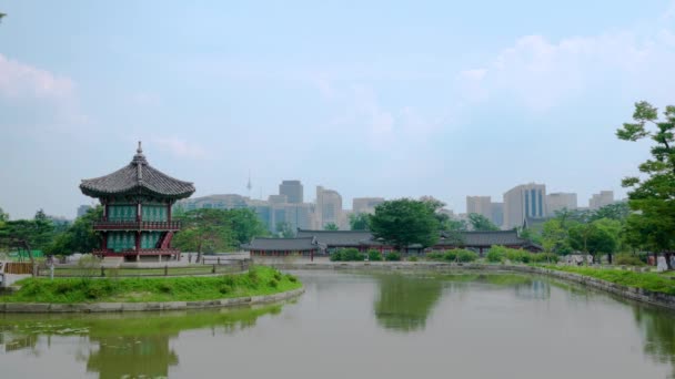 Hyangwonjeong Paviljoen Omgeven Met Lake Hyangwonji Gyeongbokgung Palace Met Seoul — Stockvideo