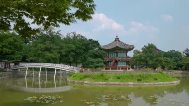 Hyangwonjeong Pavyonu Gün Batımında Tüylü Renkli Bulutlara Karşı Gyeongbokgung Sarayı — Stok video