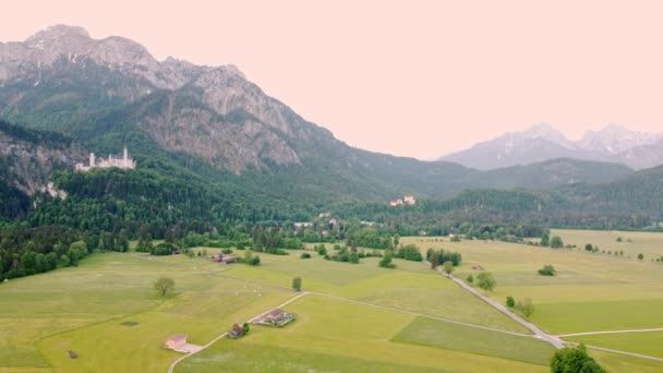 Paseo Por Tierras Agrícolas Castillo Neuschwanstein Cerca Fussen Suroeste Baviera — Vídeos de Stock