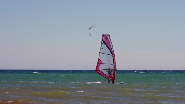 Windsurfer Mar Mediterraneo Rallentatore Con Kitesurf Sullo Sfondo — Video Stock