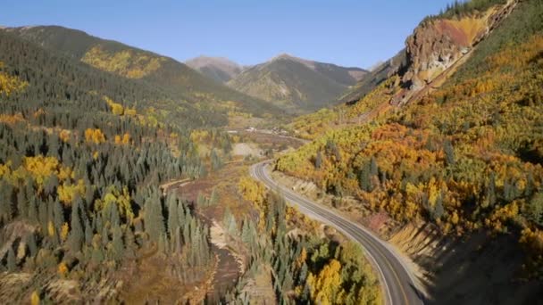 去年秋天 在圣胡安山区 沿着百万美元公路的大路 空中冲向了广阔的科罗拉多山路和明亮的黄橙相间的杨树 — 图库视频影像