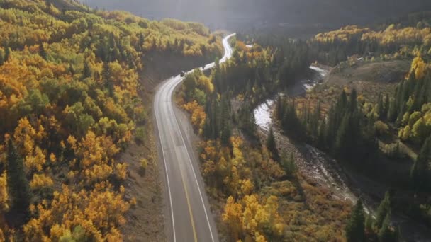 Aerial Shot Forward Beautiful Colorado Mountain Roads Bright Yellow Orange — Stok Video