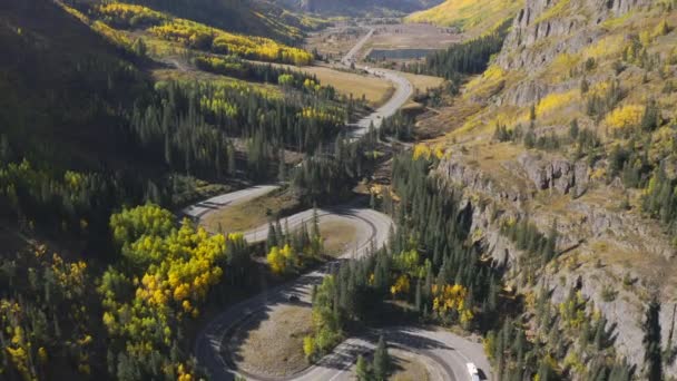 Luchtfoto Panning Van Prachtige Kronkelende Colorado Bergwegen Heldere Gele Oranje — Stockvideo