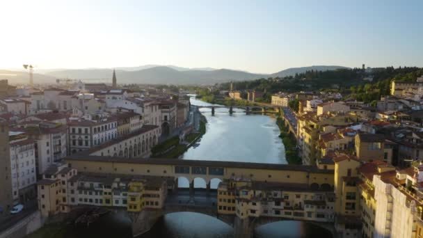 Pullback Aereo Svela Ponte Vecchio Fiume Arno All Alba — Video Stock