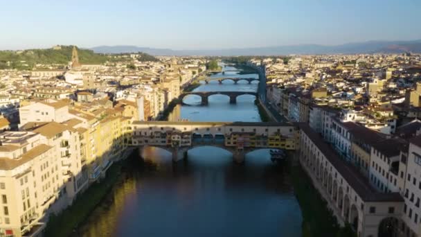Aerial Fallande Skott Ovanför Arno Floden Med Ponte Vecchio Och — Stockvideo