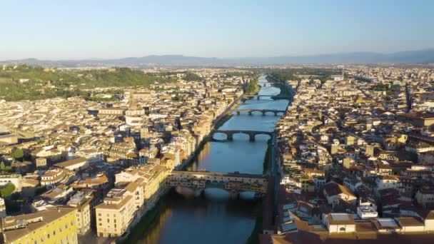Strzał Lotu Ptaka Nad Mostem Ponte Vecchio Toskanii Złotej Godzinie — Wideo stockowe