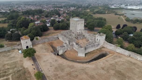 Een Luchtfoto Van Het Portchester Castle Een Middeleeuwse Kasteelruïne Het — Stockvideo