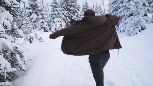 Günlük Kışlık Giysiler Içinde Kafkasyalı Bir Adam Kış Orman Yolunda — Stok video