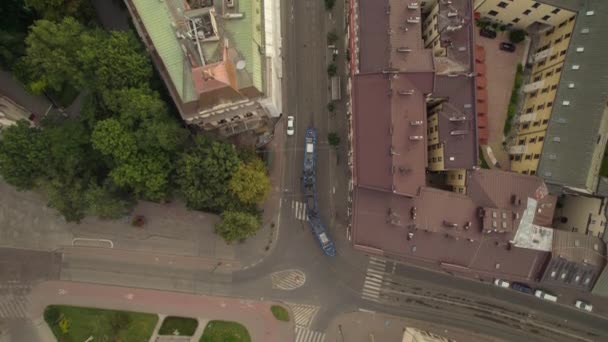 Tram Draait Hoek Krakau Centrum Polen Bovenaanzicht Vanuit Lucht — Stockvideo