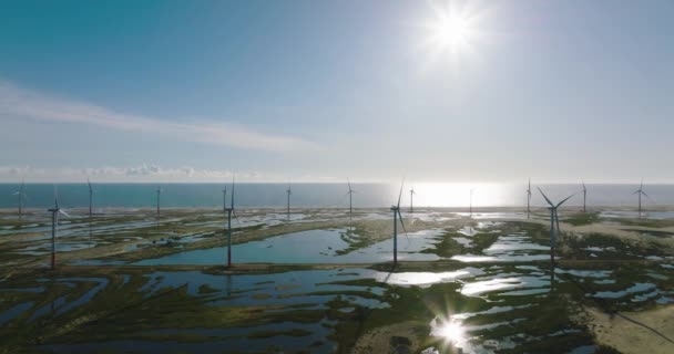 晴天风力涡轮机的滨海景观空中平底锅 — 图库视频影像