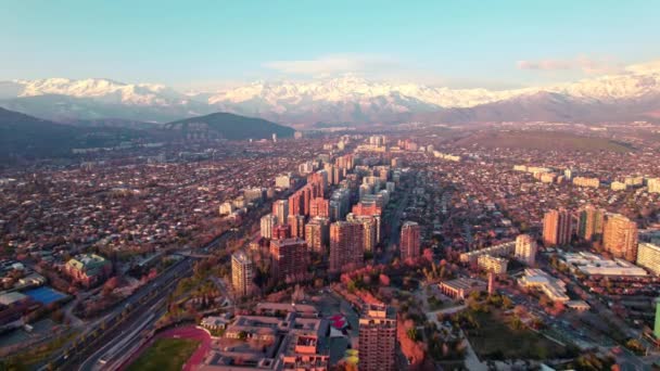 Lalka Lotnicza Budynkach Sąsiadujących Las Condes Góry Pokryte Śniegiem Tle — Wideo stockowe