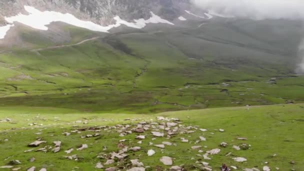 Egy Panoráma Felvétel Egy Gyönyörű Völgyről Ködös Reggelen Turisták Együtt — Stock videók