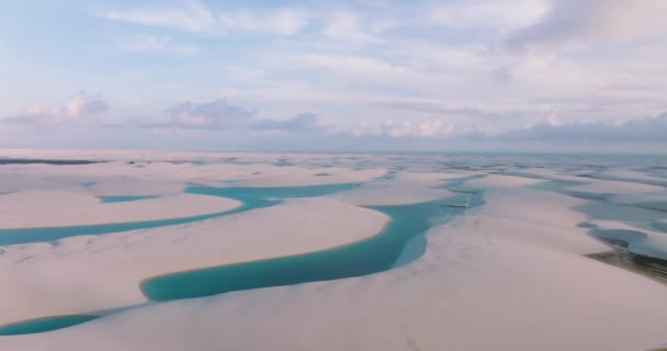 첸스에 석호의 아름다운 상승하는 비행기 — 비디오