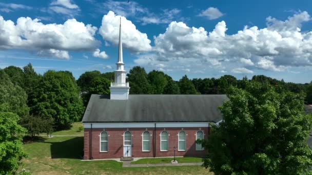 Tiro Estabelecimento Aéreo Igreja Cristã Religião América Tema Edifício Tijolo — Vídeo de Stock