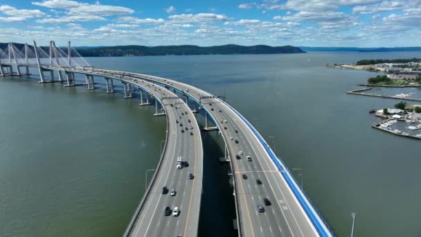 Aerial New Modern Tappan Zee Bridge Hudson River Gobernador Autopista — Vídeo de stock