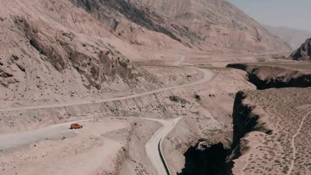 Orange 4X4 Offroad Carro Estacionado Kun Lun Xia Desfiladeiro Penhasco — Vídeo de Stock