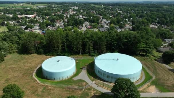 Kommunale Wasserspeicher Auf Einem Hügel Oberhalb Der Amerikanischen Stadt Städtische — Stockvideo