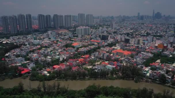 Luftaufnahme Eines Vorortes Sonnigen Tag Der Wohnbebauung Fluss Fliegen Sie — Stockvideo