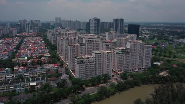 Luchtfoto Voorstedelijk Uitzicht Zonnige Dag Met Groot Appartement Woningbouw Aan — Stockvideo