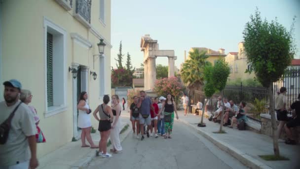 Group Tourists Wandering Acropolis Street Artists Playing Some Folk Music — Stock Video