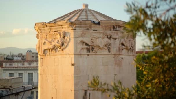 Oude Griekse Toren Met Gebeeldhouwde Stenen Beelden Athene Griekenland — Stockvideo