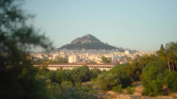 Mount Lycabettus Athene Griekenland Stad Groen Bos Voorgrond Bij Zonsondergang — Stockvideo