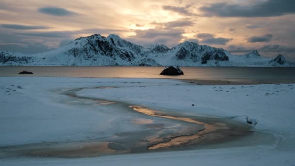 Ruhiger Zeitraffer Des Verschneiten Arktischen Strandes Während Des Sonnenuntergangs Auf — Stockvideo