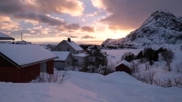 Tramonto Dietro Piccolo Villaggio Innevato Nel Nord Della Norvegia Timelapse — Video Stock