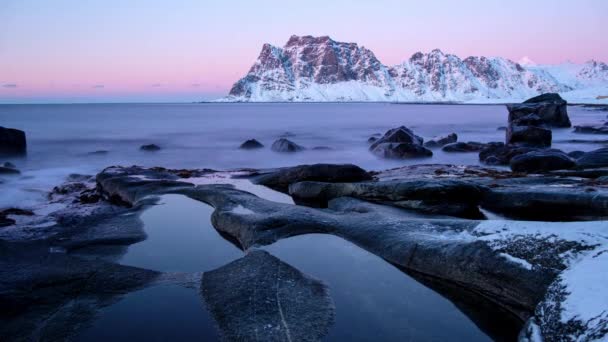 ノルウェー北部ロフトテン島の北極海での冬の夕日 — ストック動画