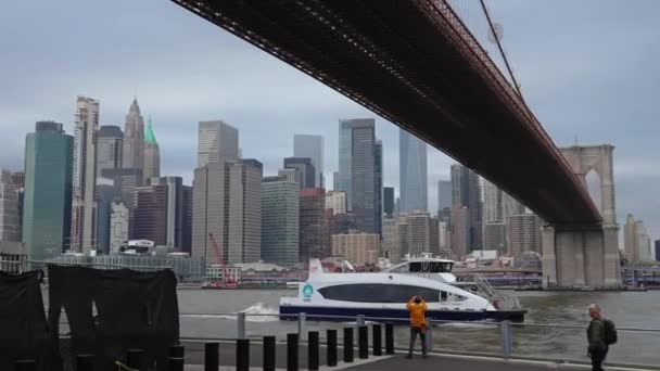 Σκάφος Που Περνά Κάτω Από Γέφυρα Του Μπρούκλιν Κτίρια Στο — Αρχείο Βίντεο